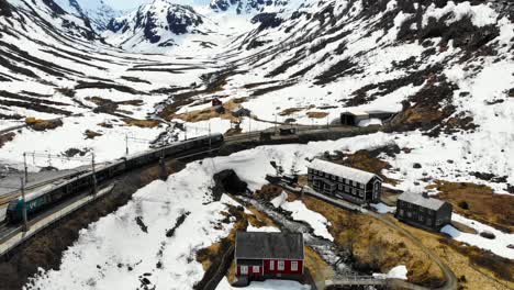 Antenne:-Zug-Fährt-In-Einen-Tunnel-In-Der-Nähe-Des-Bahnhofs-Myrdal-Auf-Der-Bergen-Linie-In-Norwegen-Ein