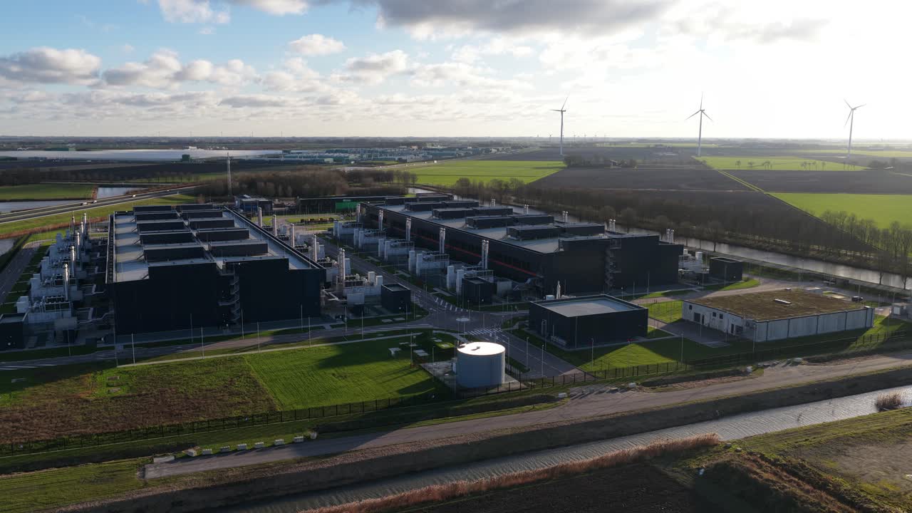 Luftvideo af et stort datacenter i Holland, redundant computerinfrastruktur, nødstrømsgeneratorer, AI-teknologi, der understøtter big data-behandling og cloudservices