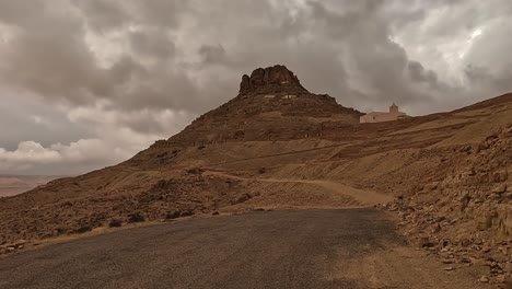 a ksar guermessa conduciendo al pueblo troglodita en túnez en un día nublado