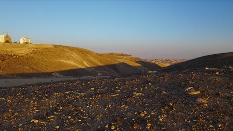 Desierto-Amarillo-Rocoso-Junto-A-Una-Ciudad-En-Un-Día-Caluroso