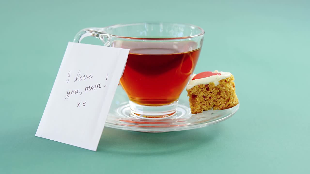 심장 모양의 쿠키와 나는 당신을 사랑합니다 카드에 엄마 문자