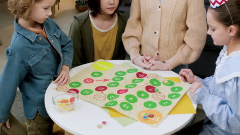 誕生日のパーティーで子供たち