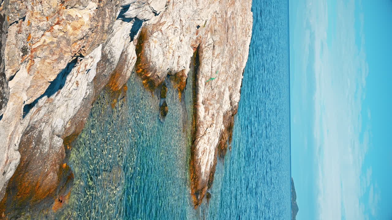 Paesaggio naturale nel villaggio di Nea Roda in Grecia. Pietre e acqua. Video verticale