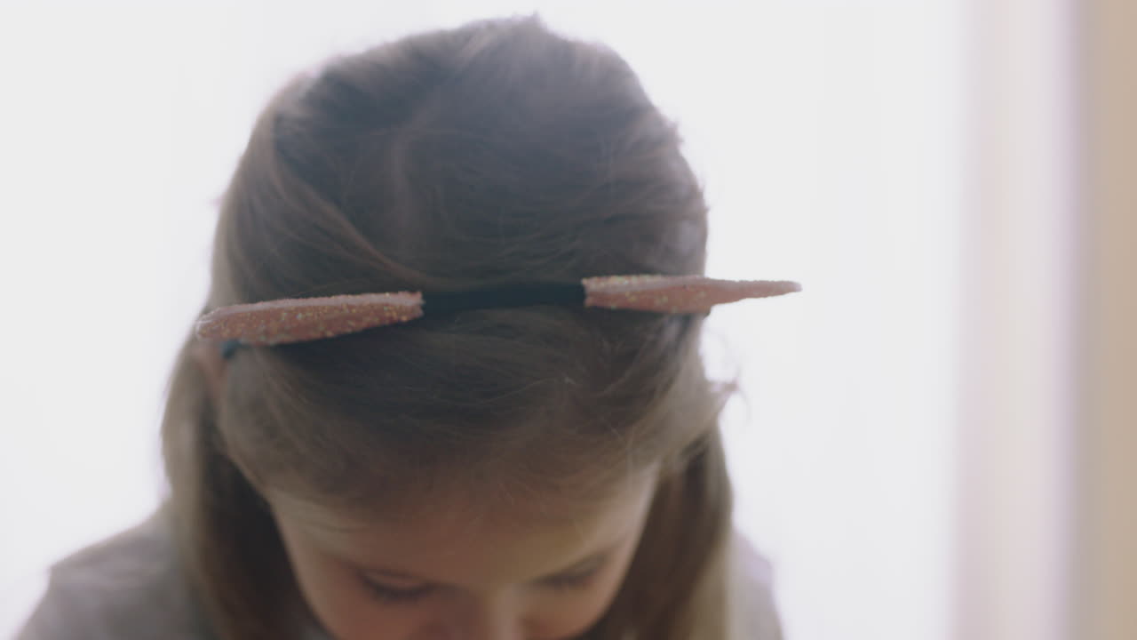 초상화 행복한 작은 소녀는 장난스러운 표정으로 미소 짓고 즐거운 아이가 어린 시절을 즐기고 있습니다 4k 영상