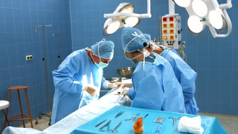 cirujanos que realizan una operación en la sala de operaciones