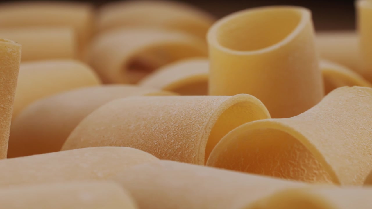 Primo piano macro di pasta italiana secca cruda