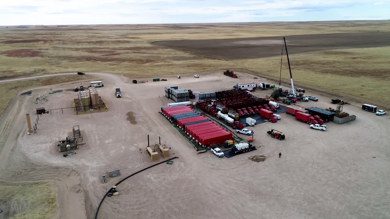 órbita parcial alta y amplia de una gran operación de fracking en las llanuras del este de colorado extrayendo gas natural 2021