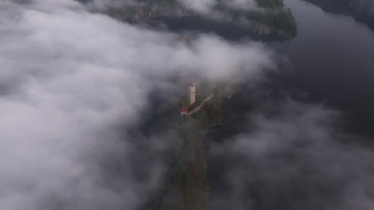 Río Moldava y el Castillo de Zvikov entre la niebla del amanecer, Zvikovske Podhradi.