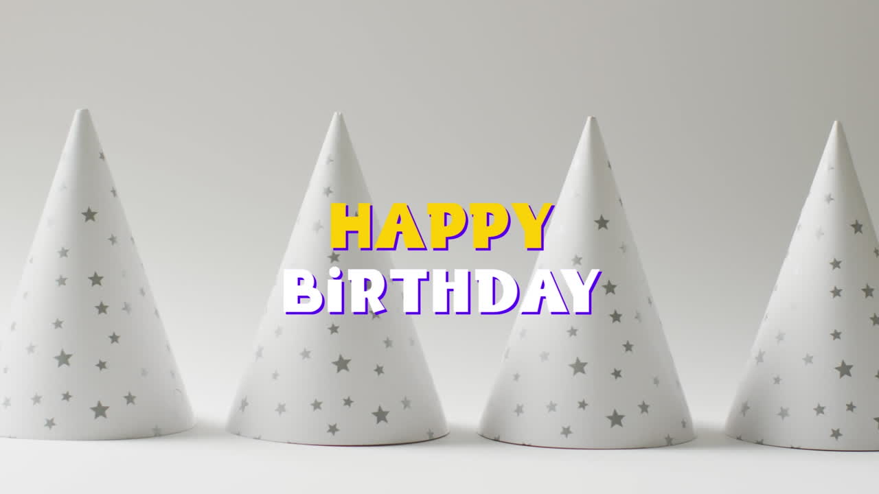 анимация текста с поздравлениями с днем рождения над шляпами на заднем плане