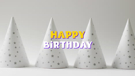 animación del texto de feliz cumpleaños sobre sombreros de fiesta en el fondo