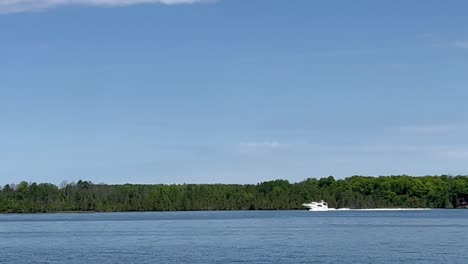 Weißes-Schnellboot-Im-Blauen-Meer-Im-Sommer---Pov