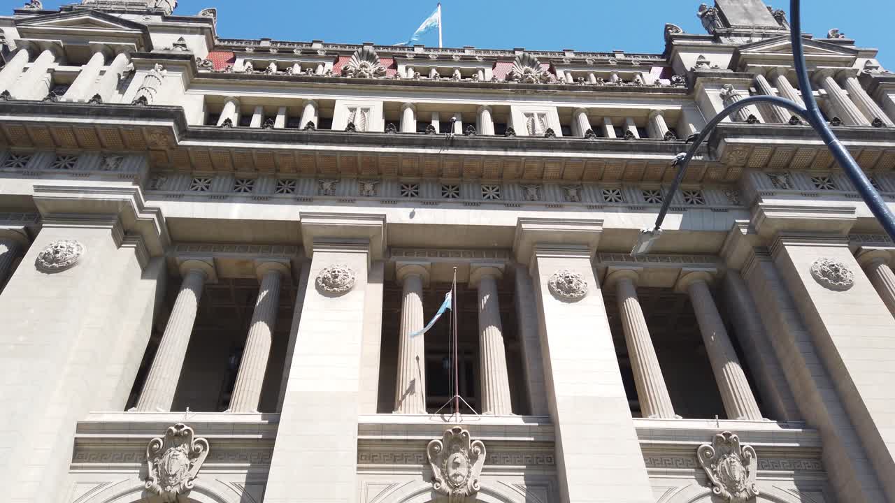 Palazzo di Giustizia, Buenos Aires, Argentina. Colonne inquadrate dal basso, esterno di edificio governativo