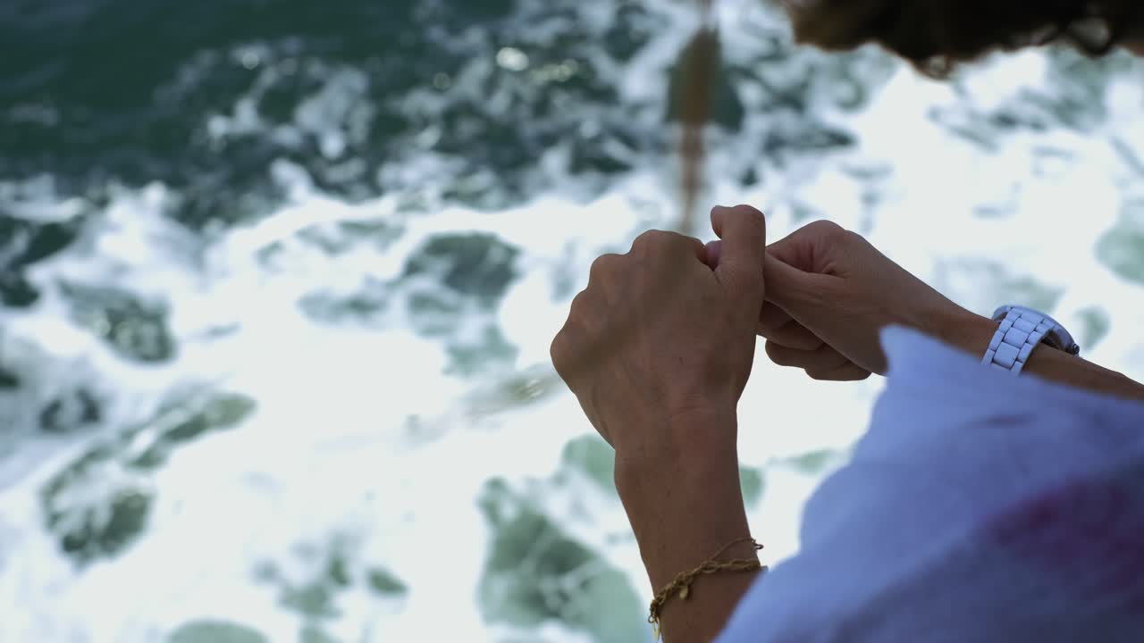 여자는 유람선의 발코니에 서