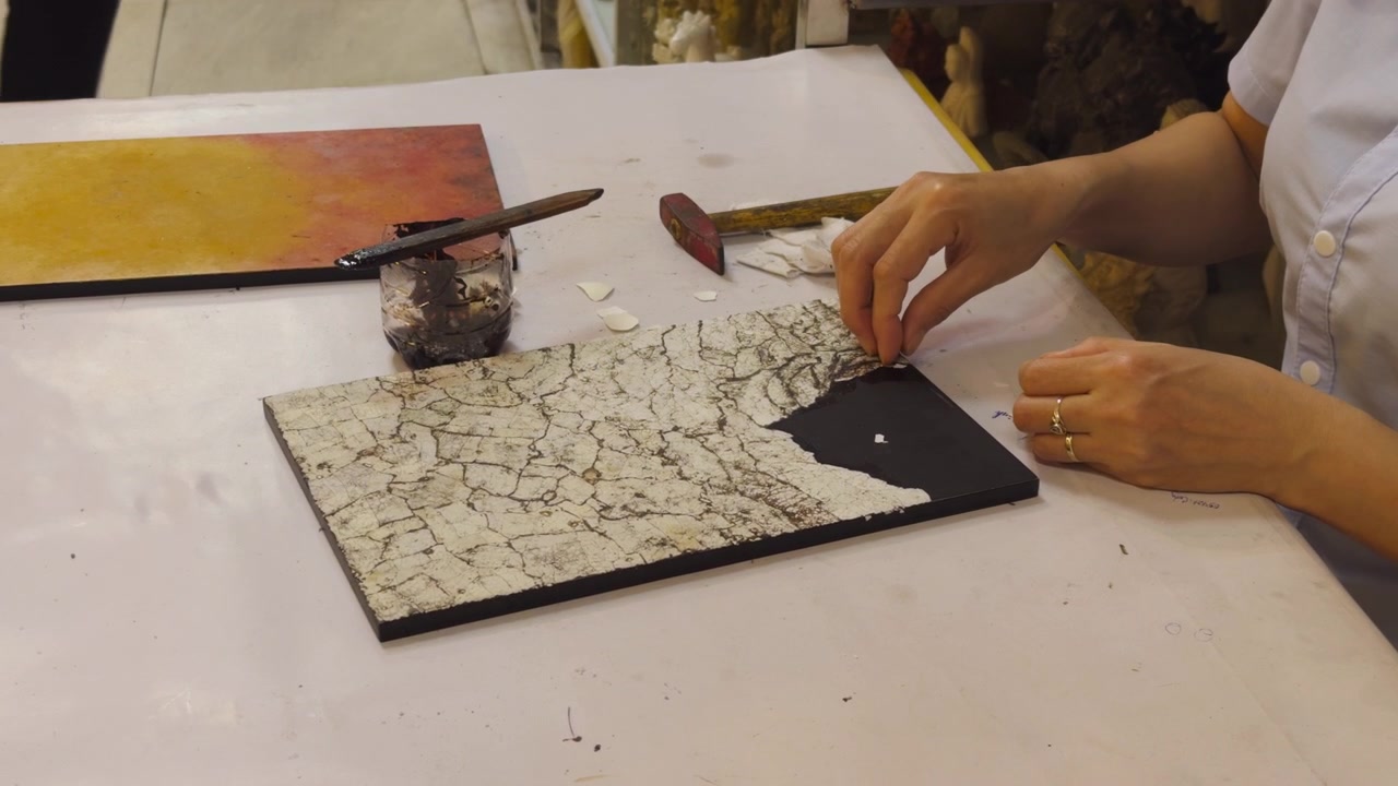 Opera d'arte astratta contemporanea incorniciata realizzata con un piccolo martello. Scatto ravvicinato.