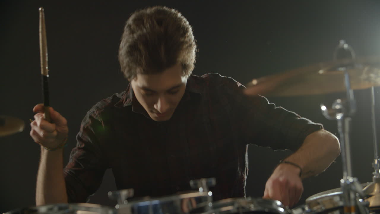 secuencia de movimiento lento del baterista tocando el kit de batería