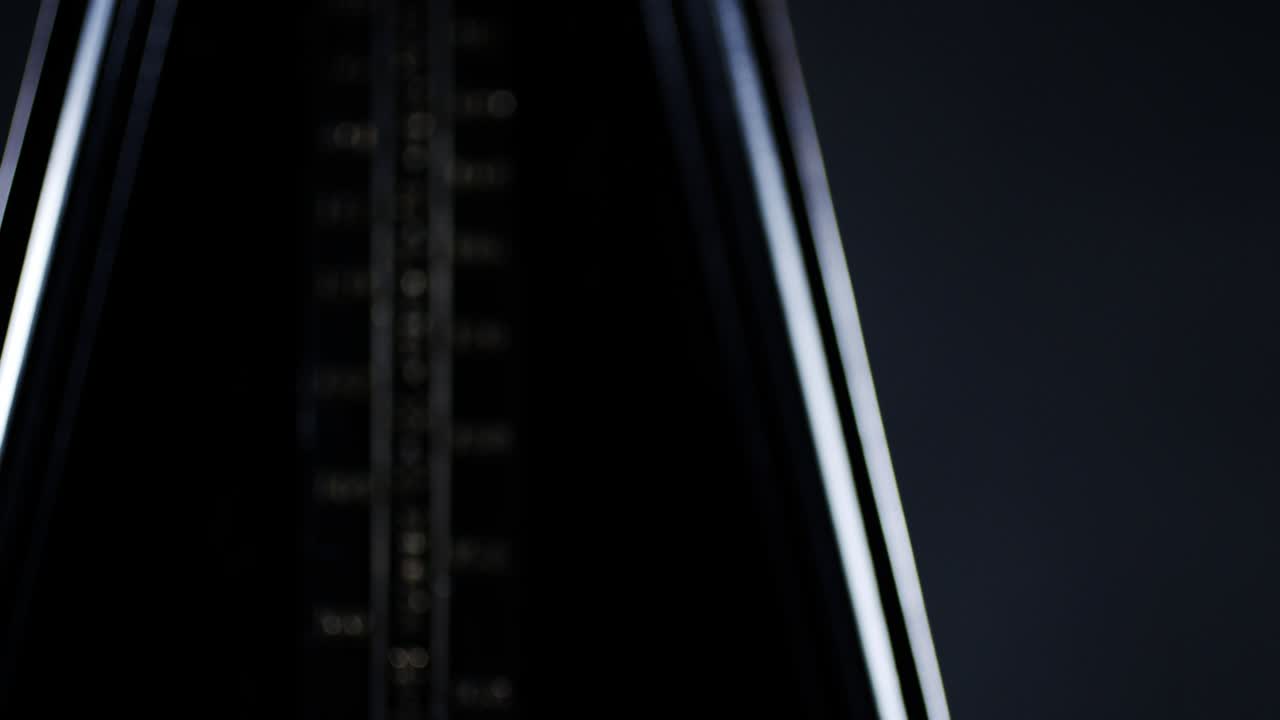 황금색 진동기를 가진 메트로은 어두운 배경에서 느린 리을 치고 있습니다.