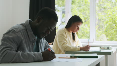 estudiantes haciendo pruebas