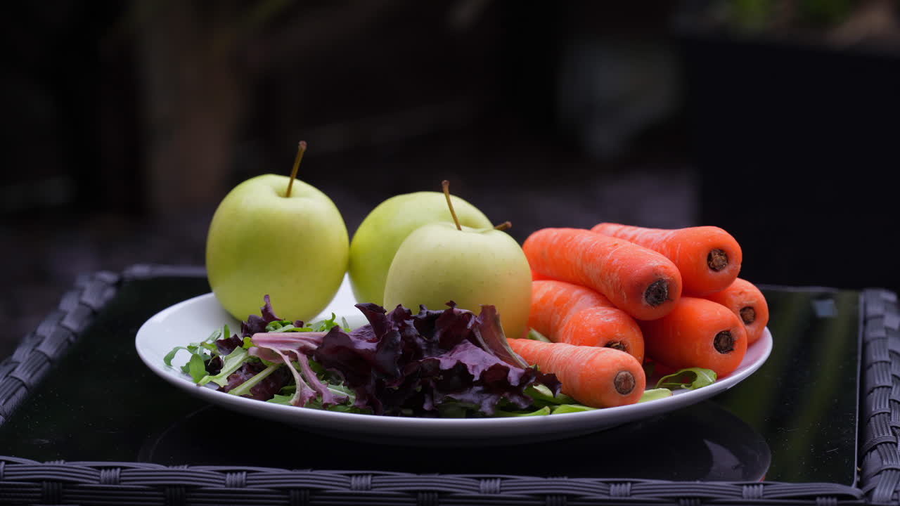 frutas y verduras comida de conejo en un plato manzanas zanahorias y lechuga dieta
