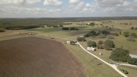 Paso-Elevado-De-Tierras-De-Cultivo-En-El-Oeste-De-Texas-En-Un-Día-Soleado-Con-Algunas-Nubes-Alrededor