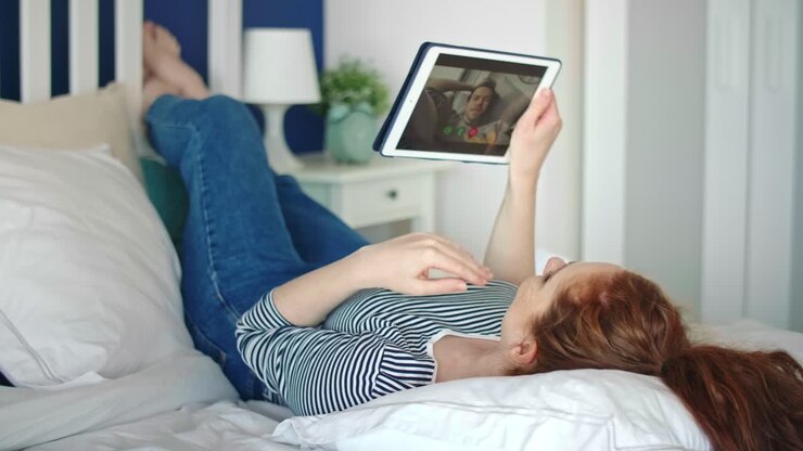 男友達と会話をしている女性の左側のビデオを追跡