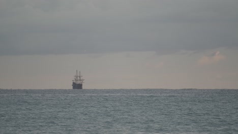 Galeone-Aus-Dem-16.-Jahrhundert,-Andalusisches-Nachbauschiff,-Das-An-Einem-Dunklen-Bewölkten-Tag-Bei-Sonnenaufgang-In-Der-Ferne-Im-Mittelmeer-Segelt