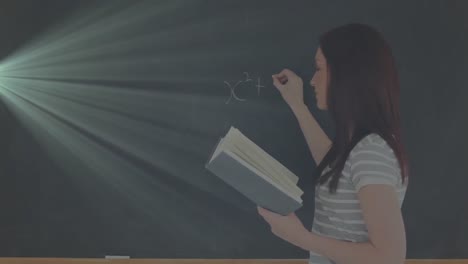 animación de una maestra de escuela escribiendo fórmulas matemáticas en la pizarra sosteniendo un libro