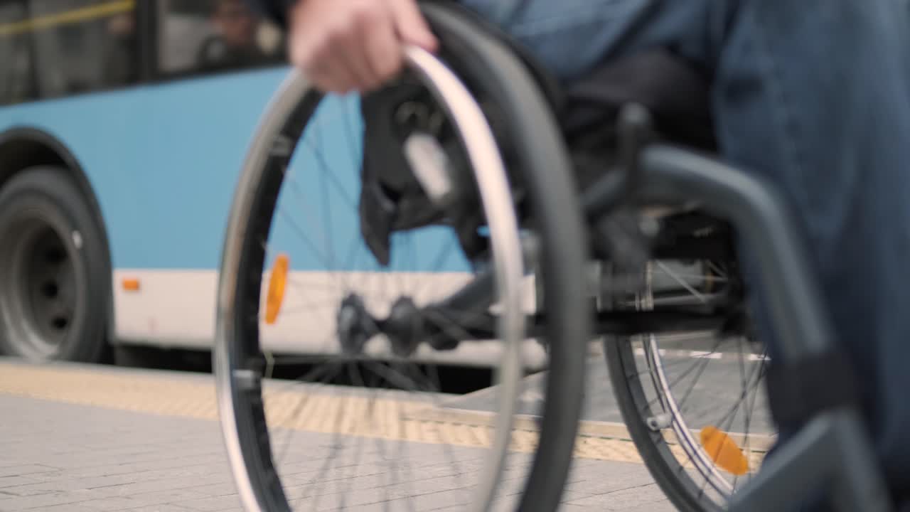 persona con discapacidad física sale del transporte público con una rampa accesible