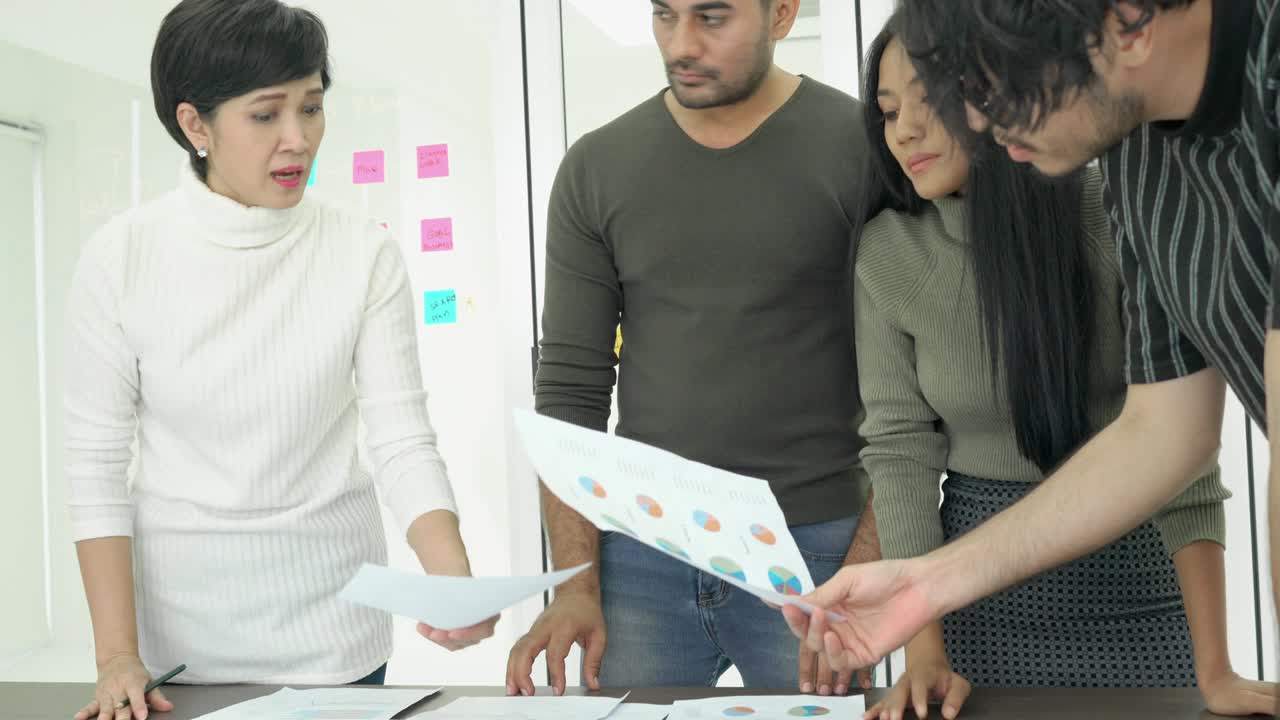 hombres de negocios que se reúnen en equipo sintiendo estrés y decepción juntos. hombre de negocios y mujer de negocios compartiendo ideas juntos, oriente medio o región transcontinental centrada en asia occidental.