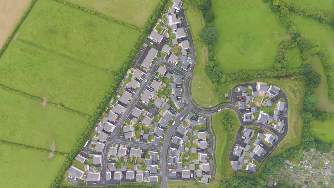 desarrollo de viviendas estratégicas en el borde de un asentamiento en el reino unido, capturado desde una perspectiva aérea de arriba hacia abajo