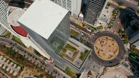 Fliegen-Sie-über-Das-Moderne-Hohe-Paradoxe-Torre-Gebäude.-Kamera-Nach-Unten-Geneigt-Erschossen.-Blick-Von-Oben-Nach-Unten-Auf-Die-Umliegenden-Straßen-Und-Parks.-Mexiko-Stadt,-Mexiko.