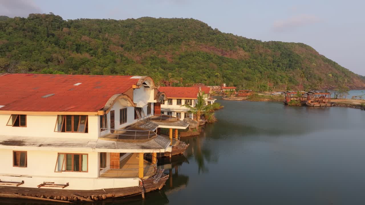 Resort tàu cũ nằm im lìm trên biển gần Koh Chang vào lúc hoàng hôn, Thái Lan