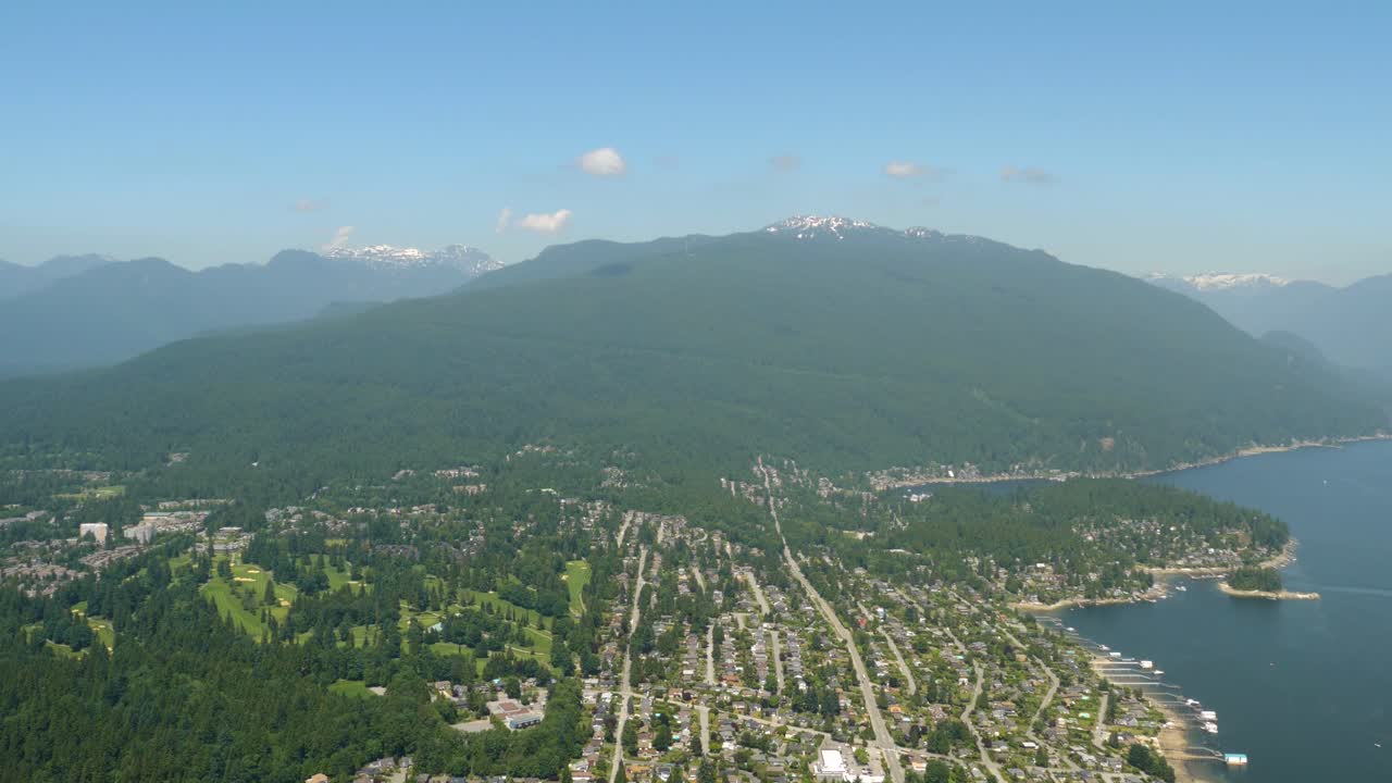 이 매혹적인 공중 비디오를 통해 bc 북부 밴쿠버의 멋진 풍경을 위에서 탐험하십시오.