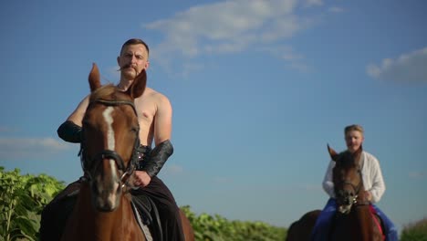 el cosaco ucraniano montando un caballo en el campo parece lejos 05