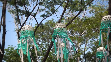 Hermosas-Linternas-Artesanales-Ondeando-Contra-Los-árboles-Y-El-Cielo