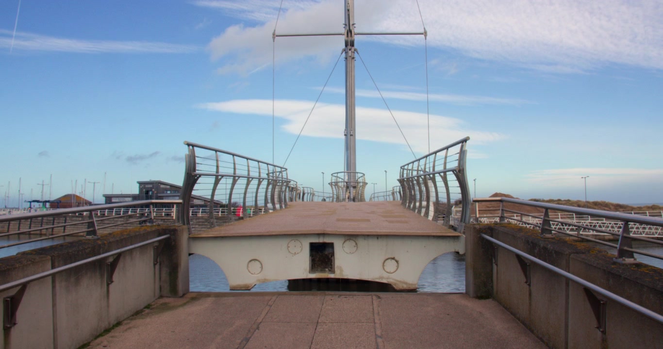 2x hastighed. Bredt skud forfra af Pont y Ddraig, Dragebroen, der åbner ved Rhyl havn.