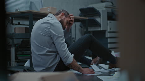 trabajador de oficina estresado