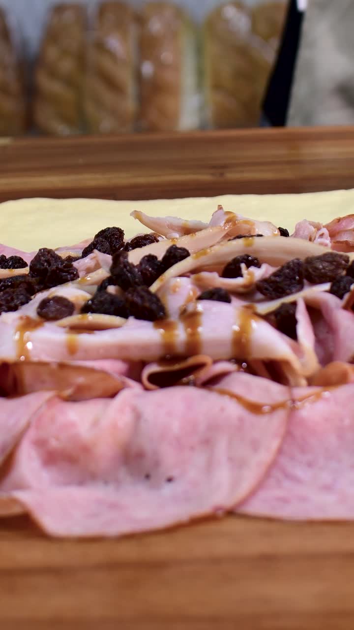 Primo piano di un filo di salsa dolce su salumi per un pasto saporito