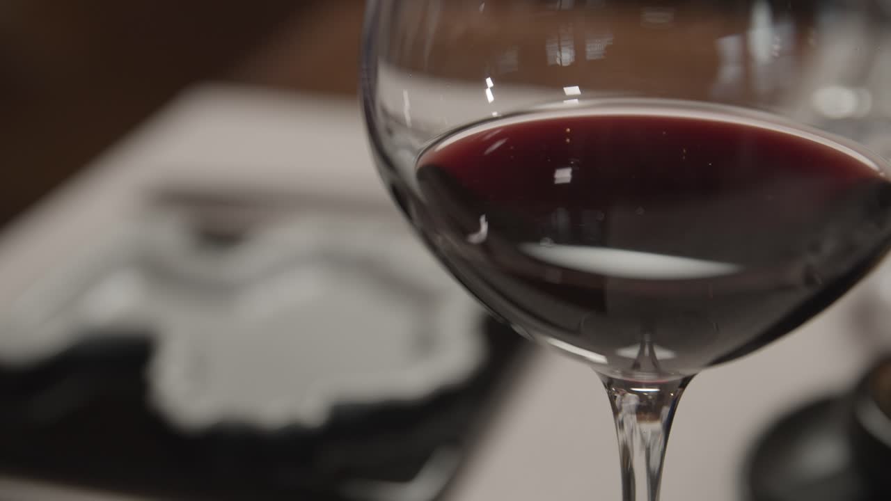 Il cameriere versa olio d'oliva per la degustazione.