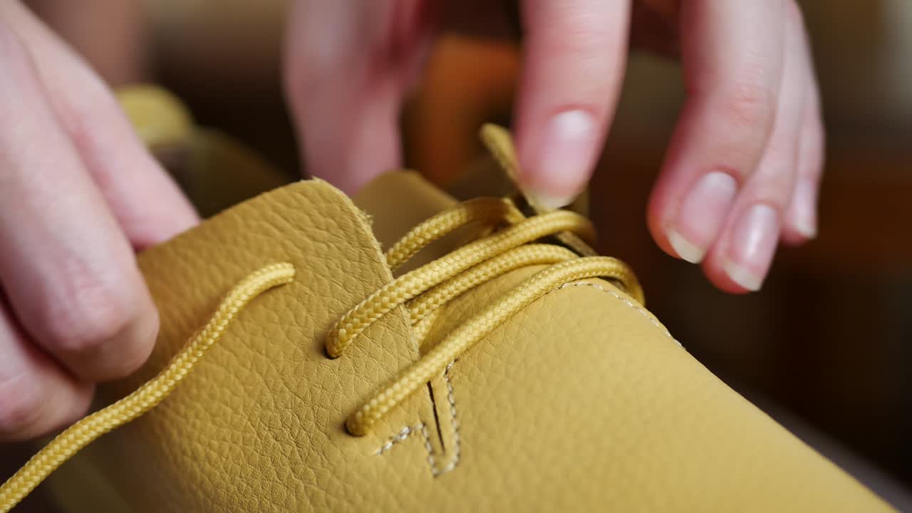 calzado de cuero amarillo elegante o zapatos oxford con cordones