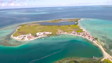 Aerial-view-over-pirate-key-and-madrisky-island,-dolly-out-Los-Roques-Archipelago