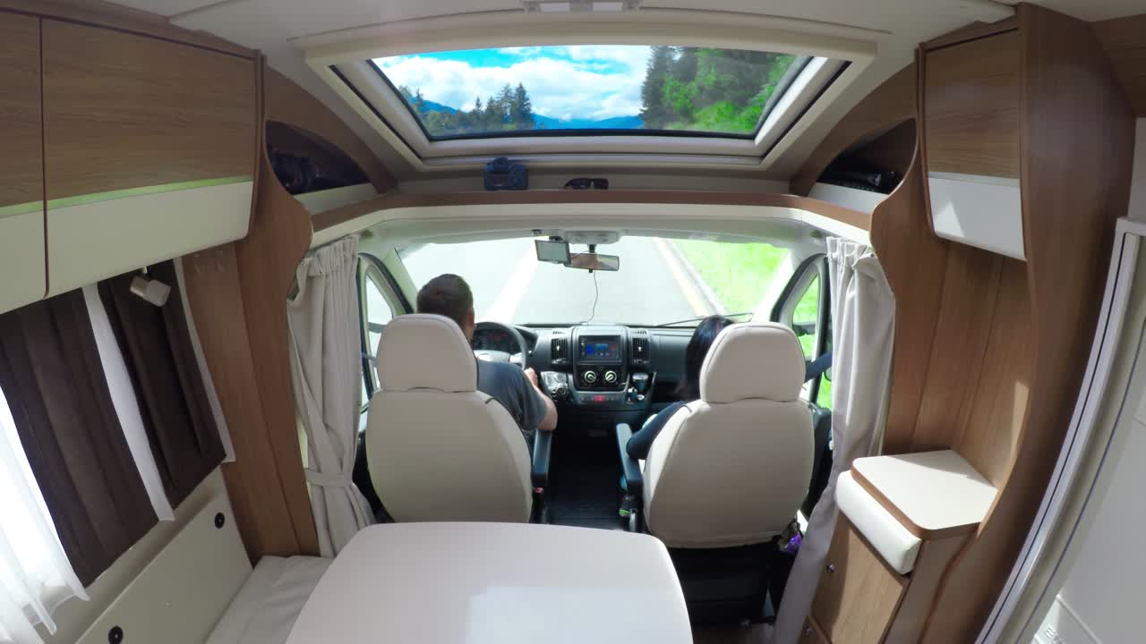 hombre conduciendo en una carretera en el camper van rv