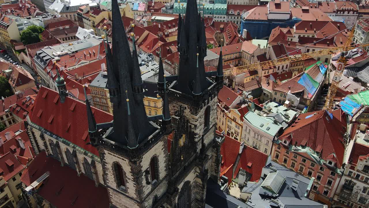 드론이 고 교회 주변으로 올라갑니다. 카메라가 기울어져 지붕의 전망을 보여줍니다. 프라하