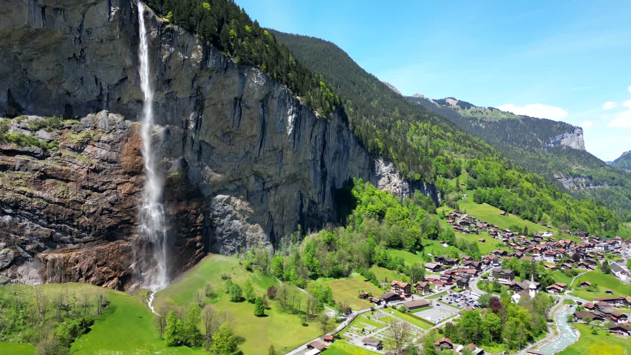 스위스 마을과 폭포의 놀라운 공중 풍경