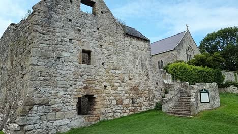 exterior de la antigua muralla de piedra rural de penmon restos del priorato, gales destino turístico turístico