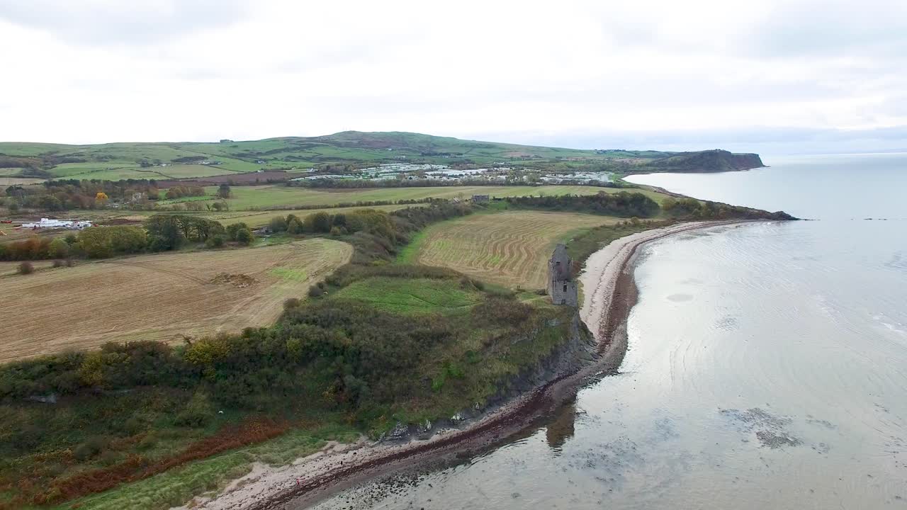 руины шотландского замка на берегу озера