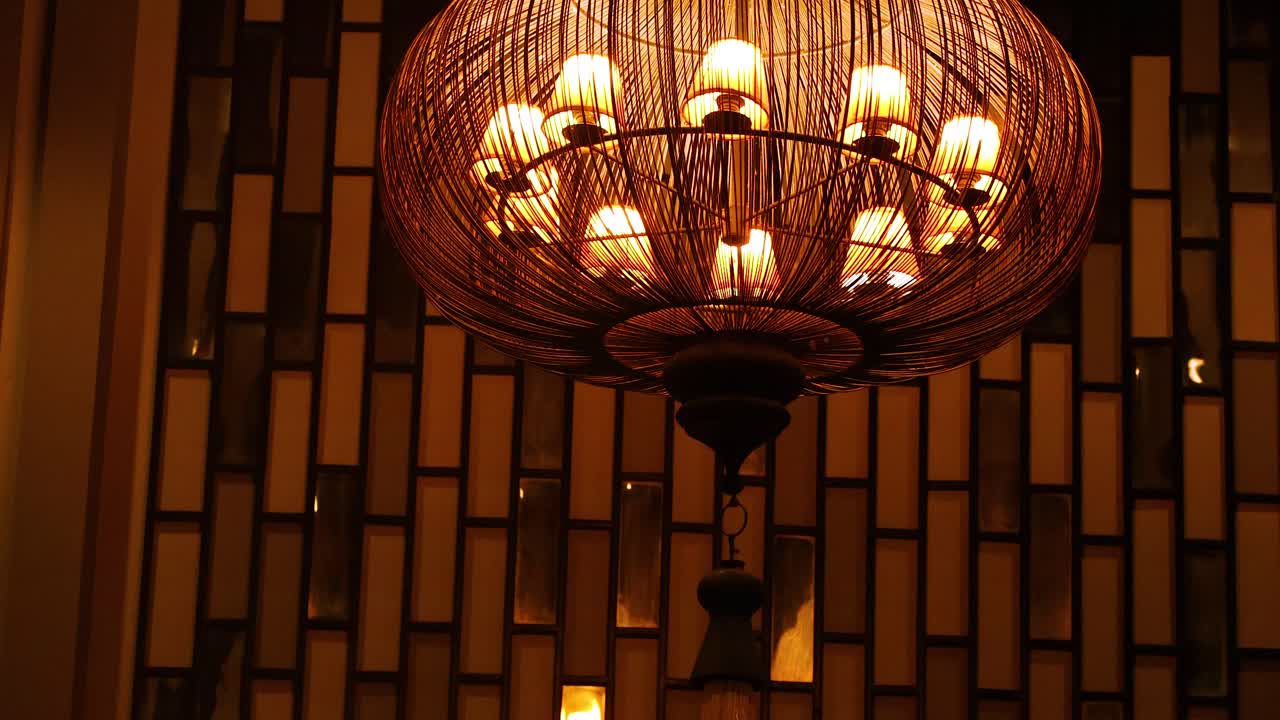 크라비 호텔 로비의 우아한 조명과 장식