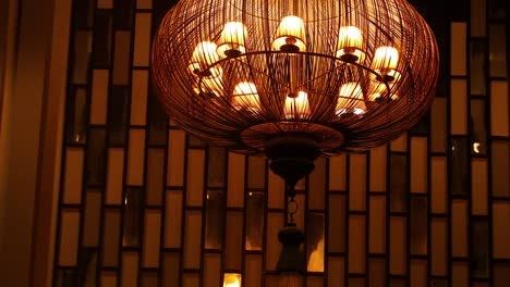 iluminación y decoración elegantes en el vestíbulo del hotel krabi