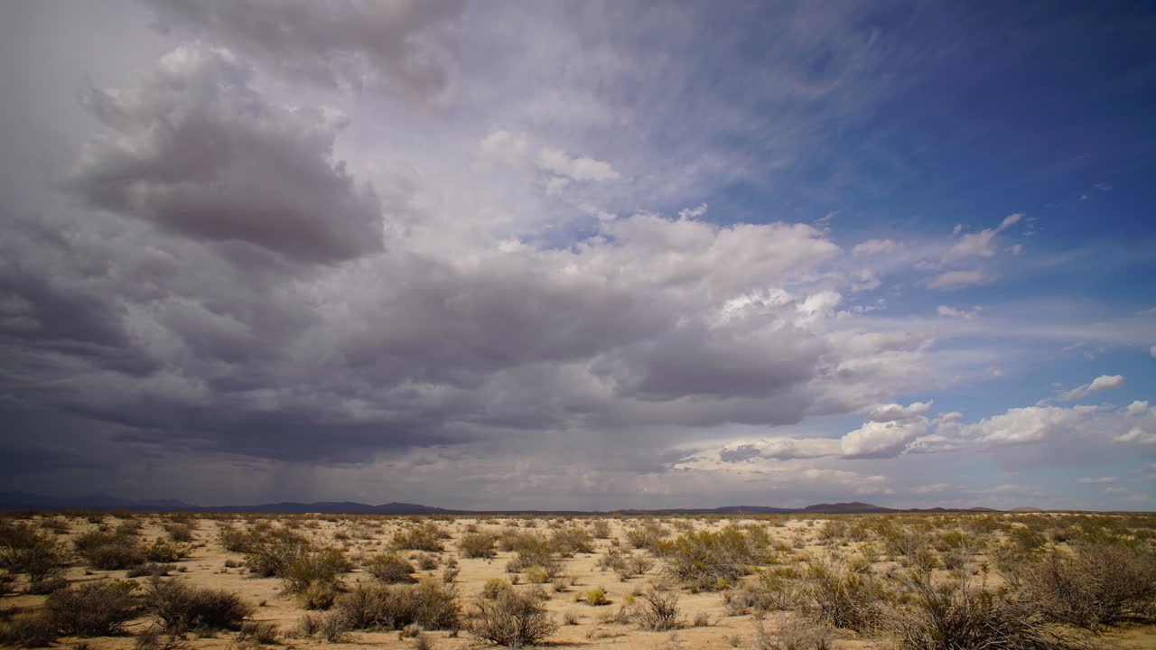 tormenta del desierto de mojave formándose con espesas nubes sobre un paisaje árido