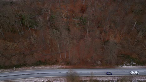 Eine-Straße-Durch-Die-Grüne-Natur