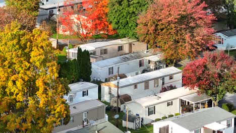 Casas-Móviles-En-El-Suburbio-Con-árboles-De-Otoño